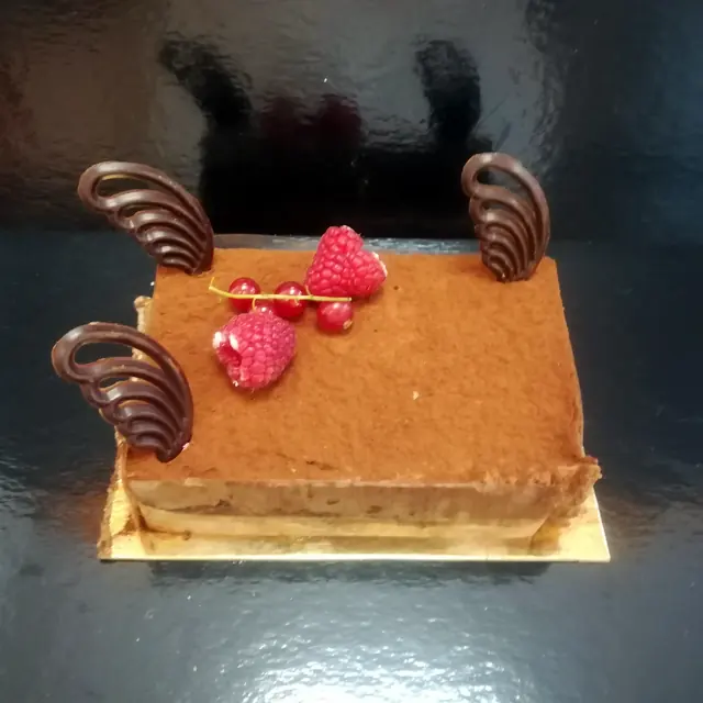 Gâteau au cacao, décors de chocolat et framboises