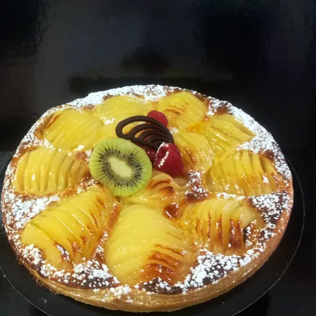 Tarte aux poires et kiwi saupoudrée de sucre